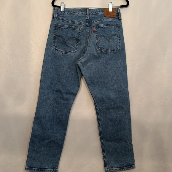 Levis Premium Wedgie
Straight Mom Jeans Button Fly High Rise. - Picture 3 of 7